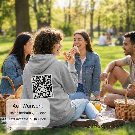 Freunde beim Picknick im Park, oversized Hoodie mit QR-Code