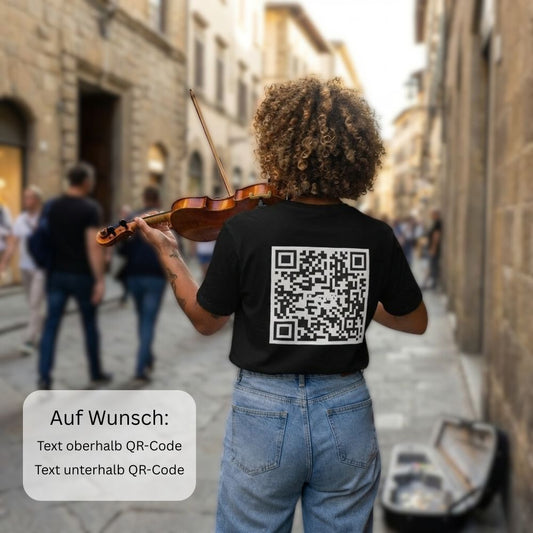 einen Strassenmusikerin mit schwarzem T-Shirt und QR-Code auf dem Rücken
