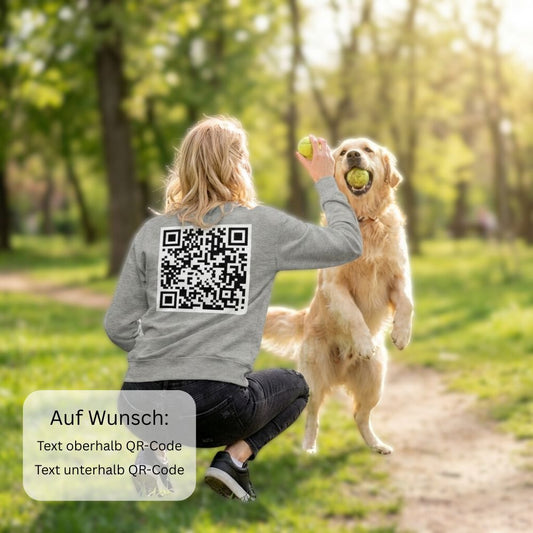 junge Frau spielt mit einem Hund